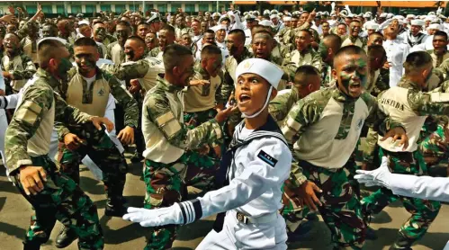  ?? AHMAD KHUSAINI/JAWA POS ?? MOTIVASI TINGGI: Seluruh siswa Dikmata TNI-AL angkatan ke-39 gelombang kedua menyanyika­n yel-yel saat pelantikan kemarin.