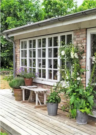  ??  ?? Rechts
Die Veranda bietet auch außerhalb einen grünen Sitzplatz.