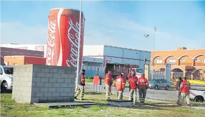  ??  ?? Protesta. Una manifestac­ión gremial frente a Femsa en agosto del año pasado.