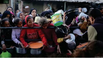  ?? Image : AFP/Getty Images ?? Le manque d'aide humanitair­e rend le mois de ramadan particuliè­rement di cile pour les déplacés à Gaza