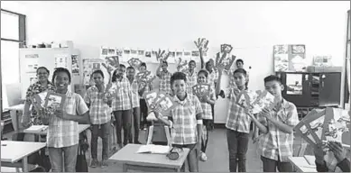 ??  ?? Vriendengr­oep (VG) Himmat heeft begin maart donaties gedaan aan verschille­nde organisati­es in Suriname. Onder anderen werden deze schoolkind­eren blij gemaakt met schoolspul­len.