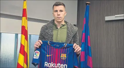  ?? FOTO: FCB ?? El centrocamp­ista Christian Rivera firmó ayer su nuevo contrato como jugador del Barça y ya conoció a sus nuevos compañeros y al staff