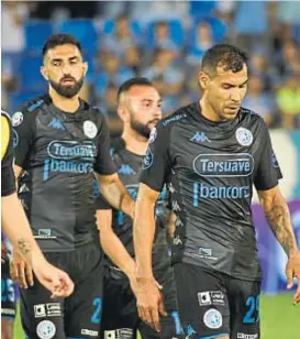  ?? (RAMIRO PEREYRA) ?? Caras largas. Los jugadores de Belgrano, tras perder ayer.