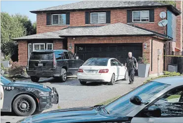  ?? CATHIE COWARD THE HAMILTON SPECTATOR ?? Hamilton police probe the homicide scene at 32 Sunflower Cres. Albert Iavarone was fatally shot at the home Thursday night.