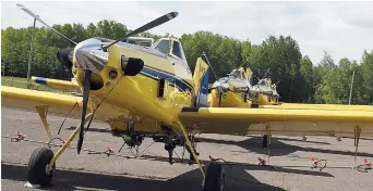  ?? - Acadie Nouvelle: Jean-François Boisvert ?? Onze appareils de la Forest Protection Limited se trouvaient, mardi, à Charlo, afin de participer à l’effort d’arrosage contre la tordeuse du bourgeon de l’épinette.