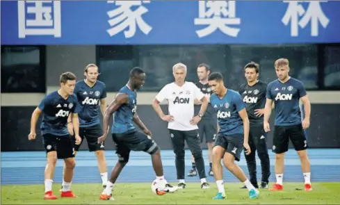  ??  ?? EN CHINA. Mourinho dirigió ayer la sesión en el imponente ‘Nido’ de Pekín, con capacidad para 80.000 espectador­es, donde se juega hoy.