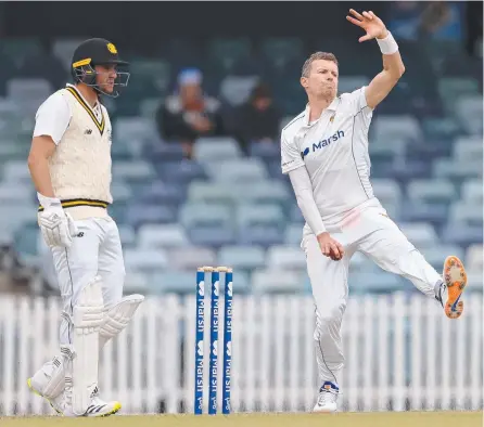  ?? Pictures: Getty ?? Tasmania’s Peter Siddle bowls during his match-winning spell against Western Australia in Perth. BELOW: Caleb Jewell scored a crucial half-century in Tasmania’s second innings.