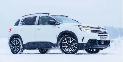  ??  ?? Det är inget fel på Citroën C5 Aircross former och då bilen är bekväm och lättkörd lär den finna sina köpare. Innerutrym­mena är dock inte storslagna och värmesyste­met känns inte helt toppen.