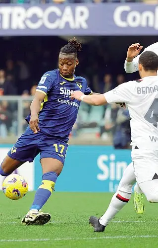  ?? ?? In attacco Noslin al tiro per il gol segnato contro il Milan: l’Hellas punta molto sulla sua verve