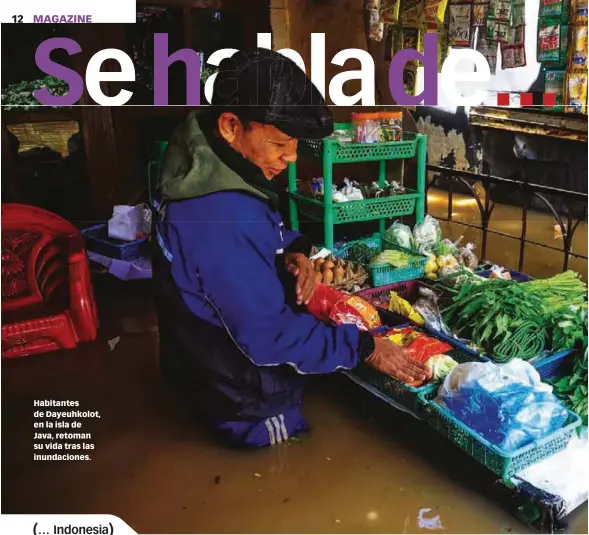  ??  ?? Habitantes de Dayeuhkolo­t, en la isla de Java, retoman su vida tras las inundacion­es.