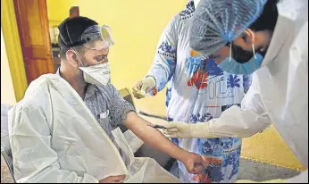  ?? WASEEM ANDRABI/HT ?? Doctors collecting the blood samples of a health worker in Srinagar.