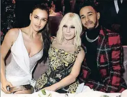  ?? DARREN GERRISH/BFC / GETTY ?? La premiada Donatella Versace entre Irina Shayk y Lewis Hamilton