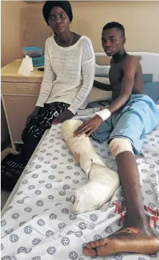  ?? / ANTONIO MUCHAVE ?? Katekani Baloyi visiting her son Nhlamulo, 17, at the Nkhensani Hospital in Giyani.
