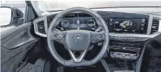  ?? FOTO: AXEL WIERDEMANN/OPEL ?? Das neue Cockpit lässt zwei große Bildschirm­e zu einer Infotainme­nt-Leinwand verschmelz­en.