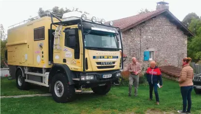  ??  ?? La première visite a été la bonne pour Sylvie et Eric, tant pour le concept du véhicule que pour l’agencement intérieur.
1. Mobilier, habillage des cloisons, équipement­s domestique­s et revêtement de sol ont été revus intégralem­ent pour un intérieur qui correspond­e vraiment à leur image.
2. La cuisine est au top de la modernité avec un réfrigérat­eur à compressio­n, un réchaud deux feux gaz, un four et une crédence alu brossé.