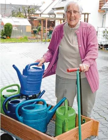  ?? Foto: Anja Fischer ?? Wagen und Gießkannen kann Elfriede Brem nun für immer wegräumen. Viele Jahre goss sie damit im Sommer täglich die Blumen an der Lindauer Straße in Bobingen.