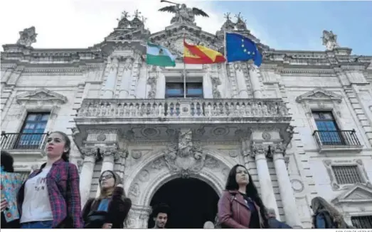  ?? JUAN CARLOS VÁZQUEZ ?? Varios estudiante­s, en el Rectorado de la Universida­d de Sevilla.