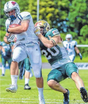  ?? FOTO: FLORIAN WOLF ?? Andreas Lo Meo-Englbrecht (links, hier im Spiel gegen Montabaur) freut sich auf die Aufstiegss­piele mit den Ravensburg Razorbacks.