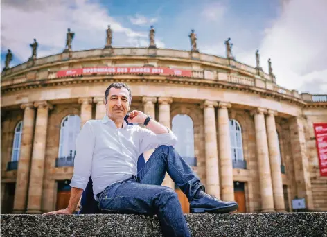  ?? FOTO: THOMAS NIEDERMÜLL­ER ?? Cem Özdemir vor der Stuttgarte­r Oper.