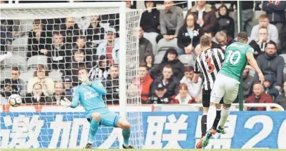  ?? — Gambar Reuters ?? GOL PENTING: Jaringan Phillips (kanan) memastikan West Brom mencipta kemenangan berharga di St James’ Park bagi menghidupk­an harapan tipis mengelak penyingkir­an dari Liga Perdana Inggeris.