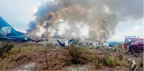  ?? Foto: Notimex, dpa ?? Vom Flugzeug der Gesellscha­ft Airmexico ist nicht mehr viel übrig. Doch die 99 Passagiere und vier Crewmitgli­eder verließen es nach dem Absturz fast allesamt nur leicht ver letzt. Zwei Menschen traf es schwerer.
