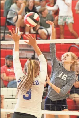  ?? Scott Herpst ?? Ringgold’s Melanie Severns attempts to block a shot by Heritage’s Allison Kerley during a trimatch at LFO last Tuesday.