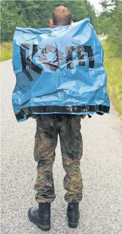  ??  ?? Bei Sonne und Regen mussten täglich 40 Kilometer zurückgele­gt werden. Das Ziel war selbst auf dem vor Nässe schützende­n Müllsack zu lesen.