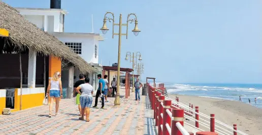  ?? EDUARDO MURILLO ?? Debido a la contingenc­ia sanitaria son pocos los turistas que llegan a las playas de la zona de Nautla.