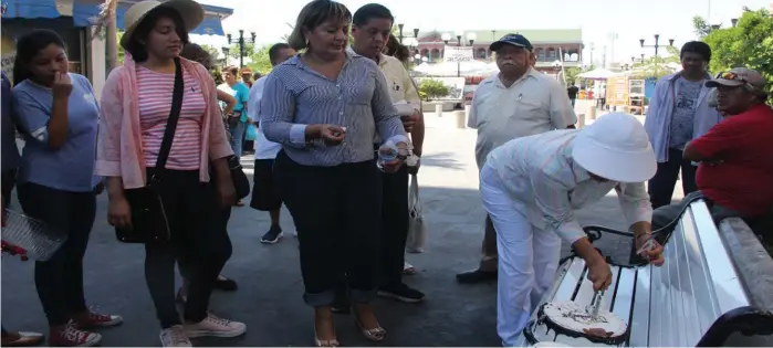  ?? YAZMÍN SÁNCHEZ ?? En la plaza Hijas de Tampico los oferentes se reunieron para conmemorar que la obra de las nuevas instalacio­nes aún no concluye.