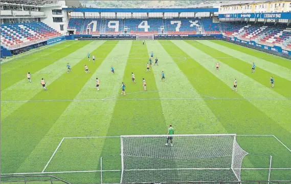  ?? FOTO: SDEIBAR ?? Un partido en toda regla
Mendilibar dividió al equipo en dos grupos de 11 para disputar un encuentro sobre el césped de Ipurua