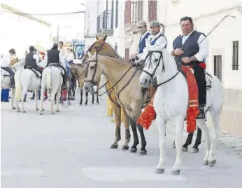  ?? ?? Julio Fondón, veterano corredor, inauguró la arena de La Corredera en el Día de la Luz.