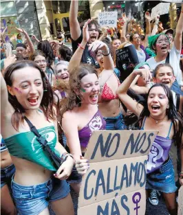  ?? REUTERS ?? En Buenos Aires, Argentina, miles rechazaron la violencia machista y las brechas de gé nero
