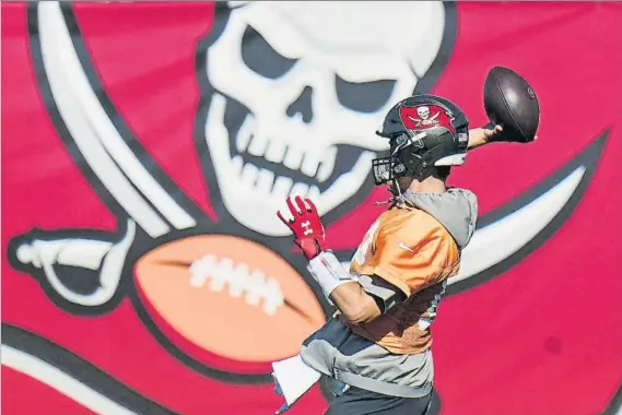  ?? FOTO: AP ?? Tom Brady, durante un entrenamie­nto en la sede de los Buccaneers. Pese a ser el QB más viejo de la Liga no ha perdido ni el talento ni el hambre