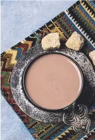  ??  ?? Una taza de chocolate de la ciudad mexicana de Oaxaca.
