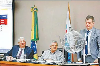  ?? ÚRSULA NERY/AGÊNCIA FERJ ?? Presidente da Ferj, Rubens Lopes (centro) acompanha sorteio dos grupos: seletiva começa em dezembro