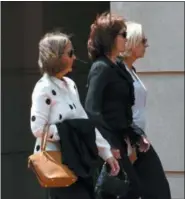  ?? SUSAN WALSH — THE ASSOCIATED PRESS ?? Kathleen Manafort, center, wife of Paul Manafort, walks to the Alexandria Federal Courthouse in Alexandria, Va., Monday for his trial on tax evasion and bank fraud.