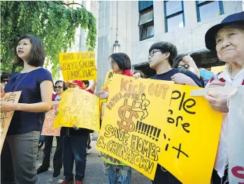  ?? MARK VAN MANEN ?? Protesters demonstrat­e outside city hall to express their concerns over a large developmen­t at 105 Keefer St. The developer has donated thousands to both the Liberal party and Vision Vancouver.