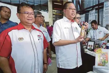  ??  ?? Ismail Sabri bersama Timbalan Menteri Kemajuan Luar Bandar dan Wilayah, Datuk Alexander Nanta Linggi melawat pameran pada majlis prapelanca­ran Karnival Usahawan Desa di Sri Pentas, Damansara.