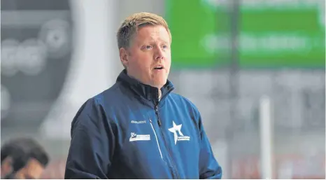  ?? FOTO: FELIX KÄSTLE ?? Peter Russell führt die Ravensburg Towerstars als neuer Trainer in die Saison 2021/22. Mit der Vorbereitu­ng ist er überwiegen­d zufrieden.