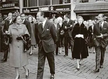  ?? Foto: Lé Sibenaler/Photothèqu­e de la Ville de Luxembourg ?? Großherzog Jean bei einem Spaziergan­g durch die Hauptstadt mit Königin Elizabeth II. am 9. November 1976. Rechts: Großherzog­in Joséphine-Charlotte und Prinz Philip.