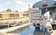  ??  ?? El apoyo del sindicato de maestros llegó a las escuelas en un camión cargado con productos de limpieza e higiene.