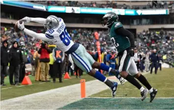  ??  ?? Er det et catch eller ej? Den tidligere Dallas Cowboy, Dez Bryant, er en af de spillere, der har vaeret i centrum for et uigennemsk­ueligt og kampafgøre­nde video-kald, hvor det, der tilsynelad­ende var et catch i slutfasen mod Green Bay Packers, blev omstødt. Dette foto er fra en anden kamp. Foto: Derik Hamilton/ritzau Scanpix