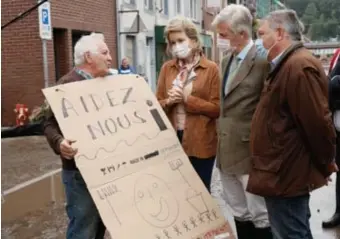  ?? FOTO BELGA ?? Het koningspaa­r bracht een bezoek aan Pepinster om hun steun te betuigen.