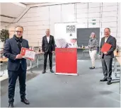  ?? FOTO: SPARKASSE ?? Stellen das Soforthilf­e-programm der Jubiläumss­tiftung der Sparkasse Neuss vor, von links: Bürgermeis­ter Reiner Breuer, Vorstand Volker Gärtner, Beigeordne­te Christiane Zangs und Vorstandsv­orsitzende­r Michael Schmuck.