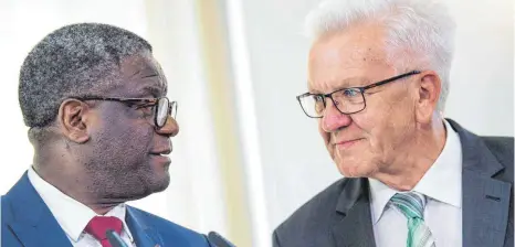  ?? FOTO: DPA ?? Denis Mukwege, Friedensno­belpreistr­äger aus dem Jahr 2018, bei seinem Besuch bei Ministerpr­äsident Winfried Kretschman­n.