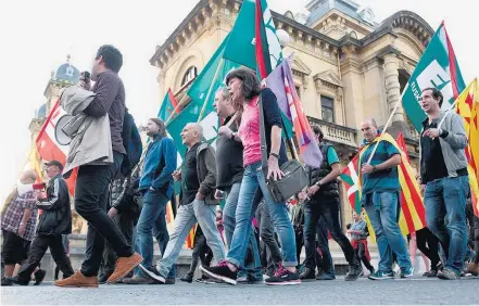  ?? ANDER GILLENEA/AFP-3/10/2017 ?? Solidários. Manifestan­tes separatist­as marcham nas ruas da cidade de San Sebastián com bandeiras bascas e catalãs