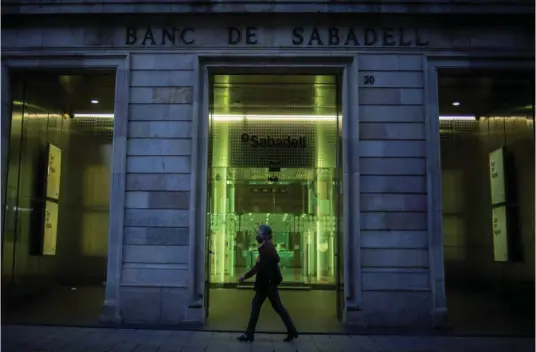  ?? EP ?? El futuro de la banca pasa por cerrar sucursales pequeñas y concentrar la actividad en «macroofici­nas»