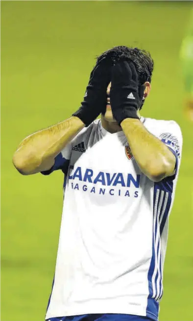  ?? JAIME GALINDO ?? Iván Azón se tapa la cara tras fallar una ocasión en un partido con el Real Zaragoza. ((