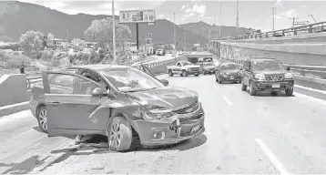  ??  ?? Accidente. Apenas había comprado su auto en agencia, cuando un trabajador sufrió un percance que lo dejó sin patrimonio.