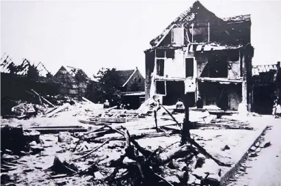  ?? REPROS: ANDREAS WOITSCHÜTZ­KE ?? In Schutt und Asche wurde das Glehner Rathaus bei einem Bombenangr­iff am 26. Mai vor 75 Jahren im Zweiten Weltkrieg gelegt.